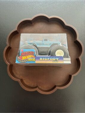 Oversized Hot Wheels Monster Trucks ~ Bigfoot 4x4x4